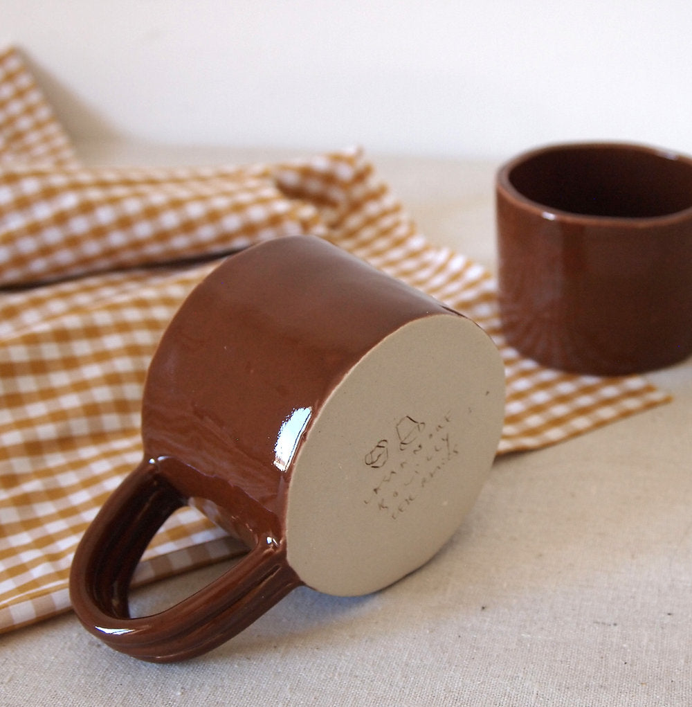 Brown handle cup
